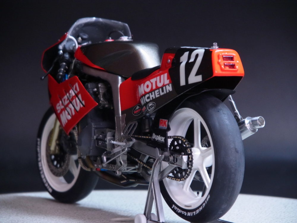 製作代行紹介「フジミ 1/12 ヨシムラスズキ GSX-R750 1986年鈴鹿８耐レース仕様＋ディティールアップパーツ」バイク全塗装プラン |  プラビット